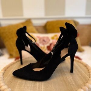 Elegant Black Stiletto Heels with Bow Detail